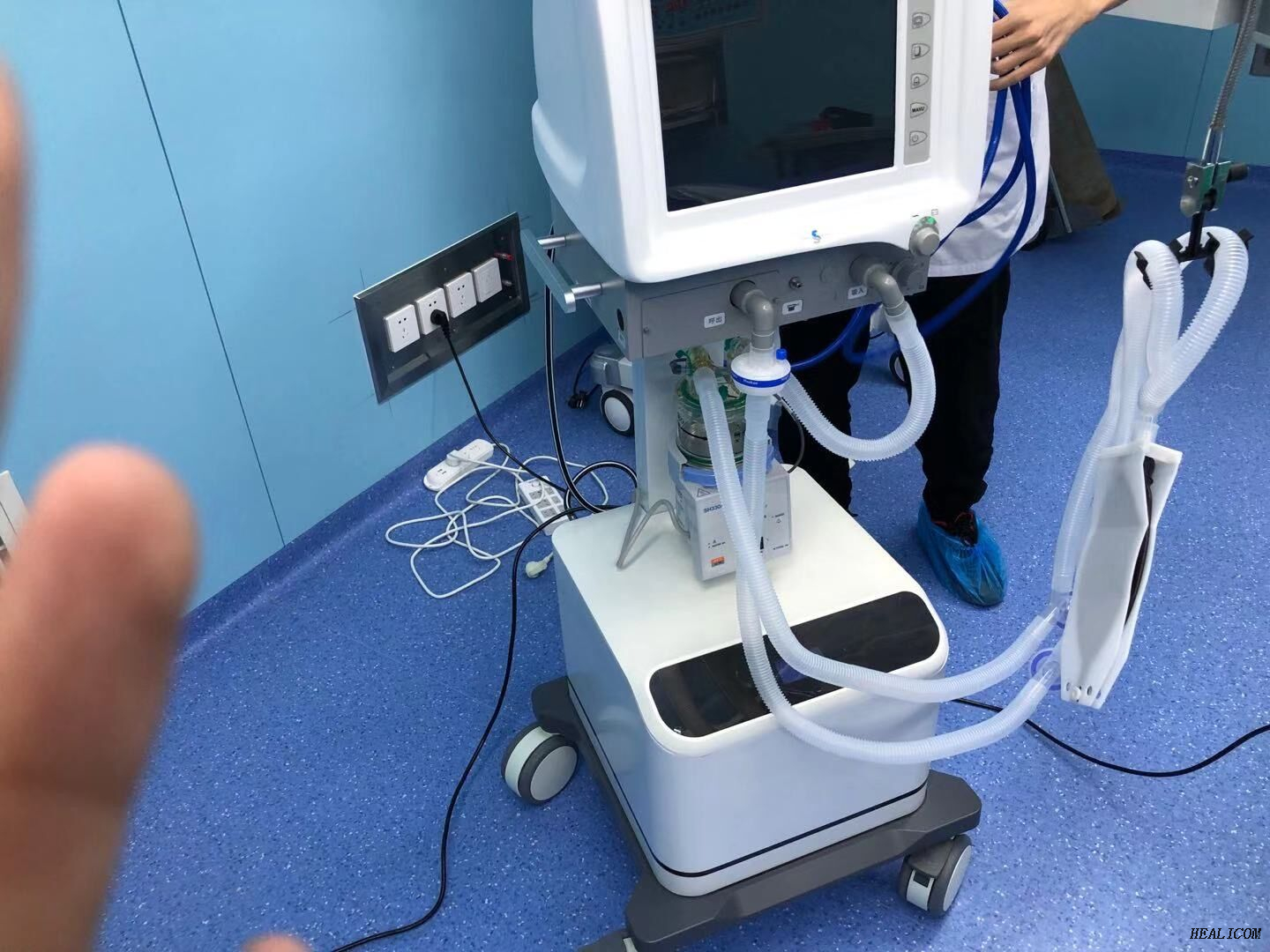 HS-1100 Macchina per la respirazione del carrello mobile per attrezzature mediche chirurgiche ospedaliere ICU Ventilatore per uso umano o infantile